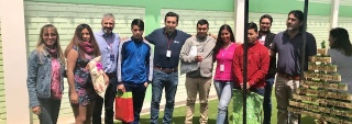 Los funcionarios de la Defensor&iacute;a Regional, encabezados por el Defensor Regional, Ra&uacute;l Palma hacen entrega de regalos a los j&oacute;venes del CIP CRC.