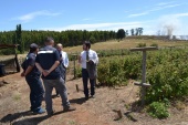Renato Gonzalez y Juan Pablo Alday conversan con los dos internos encargados de la plantaci&oacute;n y cosecha de frambuesas del CET.
