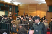 Amplias medidas de seguridad al interior de la sala incluso la divisi&oacute;n de los imputados utilizando vallas papales