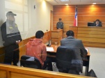 En la audiencia de control de detenci&oacute;n y formalizaci&oacute;n aparece el imputado (de rojo) junto a su defensor penal p&uacute;blico.