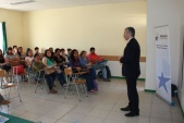 El Defensor Regional de Atacama, Ra&uacute;l Palma Olivares presentando el "Proyecto Inocentes" ante alumnos de la Universidad Santo Tom&aacute;s.