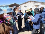 Pastores, artesanos y j&oacute;venes aymaras del pueblo de Visviri recibieron con atenci&oacute;n los folletos sobre sus derechos penales. 
