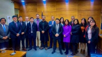 Defensor y Magistrado, junto a las y los estudiantes. 