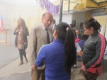 El abogado de la Unidad de Estudios Carlos Henr&iacute;quez conversa con internas en la c&aacute;rcel de Valpara&iacute;so.