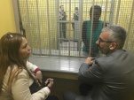 El defensor regional de Atacama, Ra&uacute;l Palma Olivares, entrevista a joven haitiana en Tribunal de Copiap&oacute;.