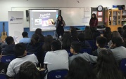 La defensora, July Espejo junto a la asistente social, Yesenia Cort&eacute;s dan a concoer la Ley de Responsabilidad Penal Adolescente.