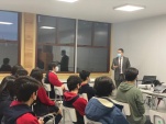 Herrera convers&oacute;, en distintas clases, con cerca de 120 j&oacute;venes