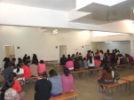 La defensora Carolina Lagos ante las asistentes a la charla.