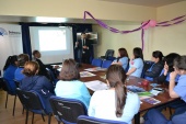 Defensor penal juvenil Luis Acu&ntilde;a Tapia expone ante un grupo de mujeres profesionales del &aacute;rea de salud, sobre Proyecto Inocentes 