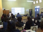 El periodista y los alumnos durante la charla. 