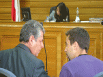 El defensor Jaime Pacheco junto a Emilio Berkhoff en la audiencia realizada hoy en el tribunal de garant&iacute;a de Ca&ntilde;ete.