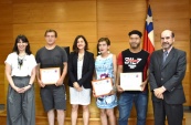 La Defensora Regional, Viviana Castel; la jueza Mar&iacute;a Jos&eacute; Moreno y el fiscal Fernando Olgu&iacute;n con tres de los graduados por el TTD.