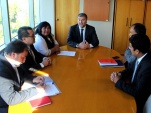 El Defensor Nacional junto a la diputada huilliche Emilia Nuyado (a su izquierda) y sus asesores.