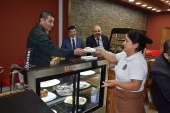 Autoridades de Justicia realizaron una visita a la Cafeteria que atienden usuarios de Gendarmer&iacute;a en Mall de Talca.