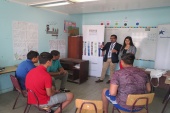 El defensor juvenil, Serggio Jofr&eacute; y la asistente social, Yesenia Cort&eacute;s dan a concoer el "Proyecto Inocentes" a los 5 j&oacute;venes que cumplen su sanci&oacute;n.