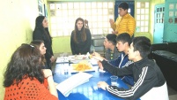 El equipo comparti&oacute; pizzas y bebidas en un espacio distendido con los j&oacute;venes en el comedor que comparten 