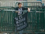La imagen muestra al joven detenido ayer, durante las manifestaciones que rodearon el discurso presidencial del 21 de mayo.