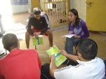 Renato Gonz&aacute;lez y Yasna Contreras conversaron con 20 j&oacute;venes que cumplen condena en el recinto.