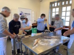 Los seis j&oacute;venes cocineros siguieron al pie de la letra las indicaciones de la postulante Camila Cofr&eacute; para preparar pastas caseras.
