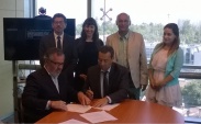 El defensor regional metropolitano norte Carlos Mora Jano firma convenio con el director de la fundaci&oacute;n Gente de la Calle Pablo Paganini 