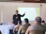 El jefe de Estudios de la Defensor&iacute;a, durante su exposici&oacute;n ante los efectivos policiales y representantes de las fuerzas armadas.
