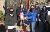 Equipo de la Defensor&iacute;a Regional hace entrega de regalos para los ni&ntilde;os de la poblaci&oacute;n Juan Pablo II de Copiap&oacute;. 