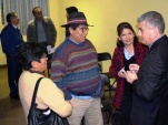 Dirigentes del Consejo Aymara de Iquique conversan con el Defensor Regional en la actividad de difusi&oacute;n de derechos ante la Justicia Penal. 