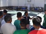 Una de las Facilitadoras Interculturales explica conceptos a los internos, la mayor&iacute;a de ellos hablantes nativos del idioma Quechua.