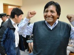 Tras agradecer a su defensor penal p&uacute;blico, el ex Subdirector Norte de CONADI, Cornelio Chipana, festeja el veredicto de absoluci&oacute;n en todos los cargo
