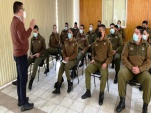 El Defensor Regional de Tarapac&aacute; ante los carabineros asistentes.
