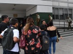 La defensora especializada en adolescentes, conversa con escolares y familiares de detenidos de este jueves. 