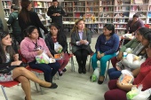La jefa de estudios, Violeta Villalobos y la defensora, Marsella Rojas aclaran dudas de las mujeres bolivianas privadas de libertad en Copiap&oacute;. 