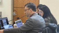 El jefe estudios, Rodrigo Lillo, acompa&ntilde;ado de alumna en pr&aacute;ctica Mar&iacute;a I. Burger, durante audiencia de sobreseimiento.