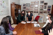 Defensora Regional Daniela B&aacute;ez y alcaldesa de Pe&ntilde;alol&eacute;n Carolina Leitao firmaron convenio de colaboraci&oacute;n.