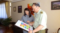 La Defensora junto al General de Carabineros revisaron el dec&aacute;logo de los imputados. 