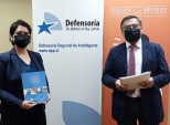 La Constituyente Cristina Dorador recibi&oacute; la propuesta de la Defensor&iacute;a Penal P&uacute;blica de manos de Ignacio Barrientos.