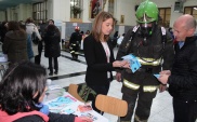 Tanto publico asistente como tambi&eacute;n miembros de instituciones presentes  en la plaza, caso de Bomberos, recibieron informaci&oacute;n de la Defensor&iacute;a
