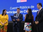 La ministra Rubilar y el subsecretario Hantelmann entregaron el galvano a Claudio P&eacute;rez y Javiera Nazif.