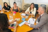 El equipo directivo de Atacama hace entrega de material de difusi&oacute;n al "Piquete Jur&iacute;dico".