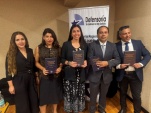 Equipo de la Defensor&iacute;a Regional recibe un ejemplar del libro &ldquo;Delitos y Castigos&rdquo; y posa junto a su autor, el abogado Florencio Pardo.