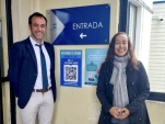 Defensor Cristi&aacute;n Rozas y Ximena Tuchie, administradora del tribunal de garant&iacute;a de Osorno, instalaron uno de los afiches en la entrada del recinto.
