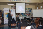 El Jefe de Estudios, Renato Gonz&aacute;lez en charla sobre Ley de Responsabilidad Penal Adolescenet en Escuela de Tierra Amarilla.