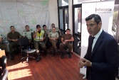 Defensor p&uacute;blico de la unidad de Corte Rodrigo Barrera exponiendo ante oficiales y suboficiales de carabineros de la Cuarta Comisar&iacute;a de Santiago