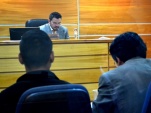 En la audiencia aparece C.C.O. junto al defensor penal p&Atilde;&ordm;blico Milton Torres , ambos frente al juez de Garant&Atilde;&shy;a Ricardo Leyton.