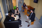 En un espacio adecuado, los profesionales pudieron conversar con la joven madre.
