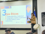 La defensora expuso ante autoridades universitarias, familiares y alumnos de la carrera.