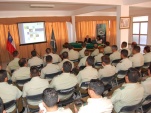 Tras la charla, Arturo Zegarra contest&oacute; las preguntas de varios de los m&aacute;s de 80 carabineros presentes en la actividad.