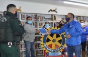 El defensor local jefe de Copiap&oacute;, &Aacute;ngel Guerrero hace entrega de material de difusi&oacute;n a internos privados de libertad.