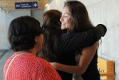 Defensora Paulina P&eacute;rez es abrazada por la madre de su defendido &Oacute;scar Herrera que qued&oacute; en libertad despu&eacute;s de dos meses en prisi&oacute;n preventiva