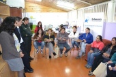 En la Biblioteca del Recinto Penal, la Defensora Regional B&aacute;rbara Katz y el Jefe de Estudios Mario Quezada conversan con las imputadas